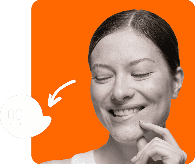 Femme souriante les yeux fermés sur fond orange, avec le logo qomben pointé par une flèche blanche Femme souriante les yeux fermés sur fond orange, avec le logo qomben pointé par une flèche blanche